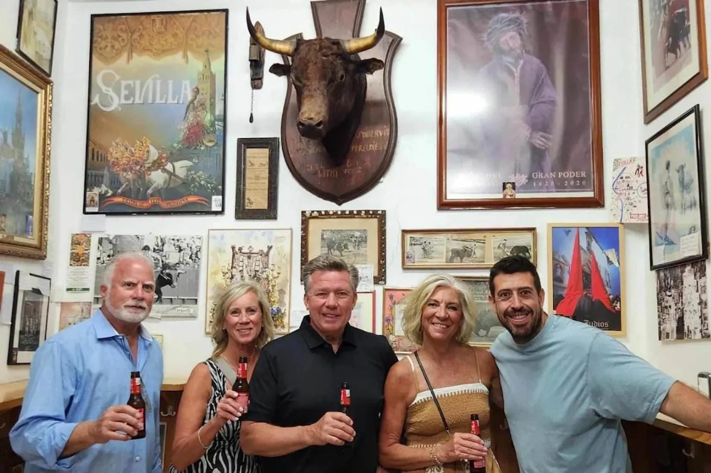 Local guide with group in Seville